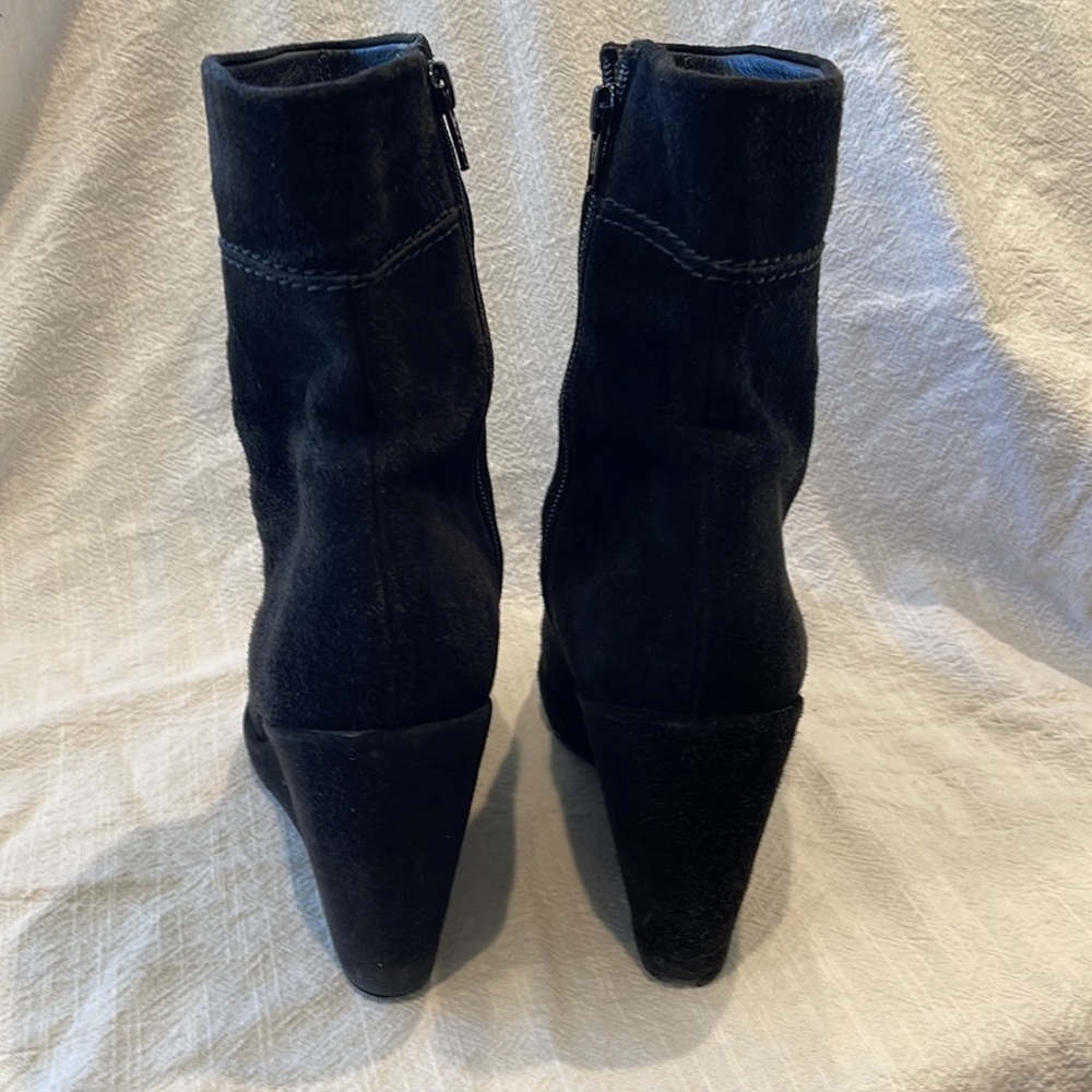 Elegant Black Suede Ankle Boots - Picture 3 of 7